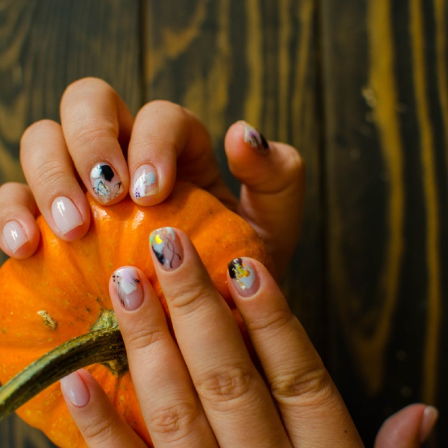 Manichiură creativă, cu diverse nuanțe și patternuri combinate (aparent) aleatoriu ca într-o pictură abstractă 