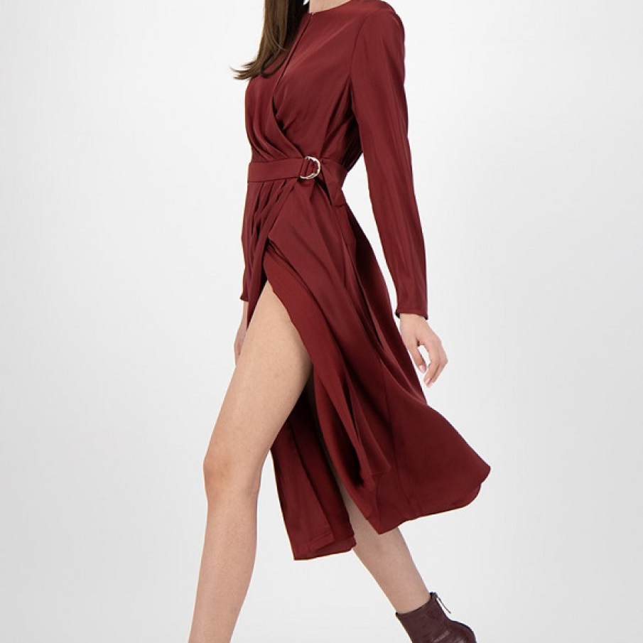 Rochie petrecută Ted Baker, în nuanță de roșu închis, cu crăpătură pe un picior 