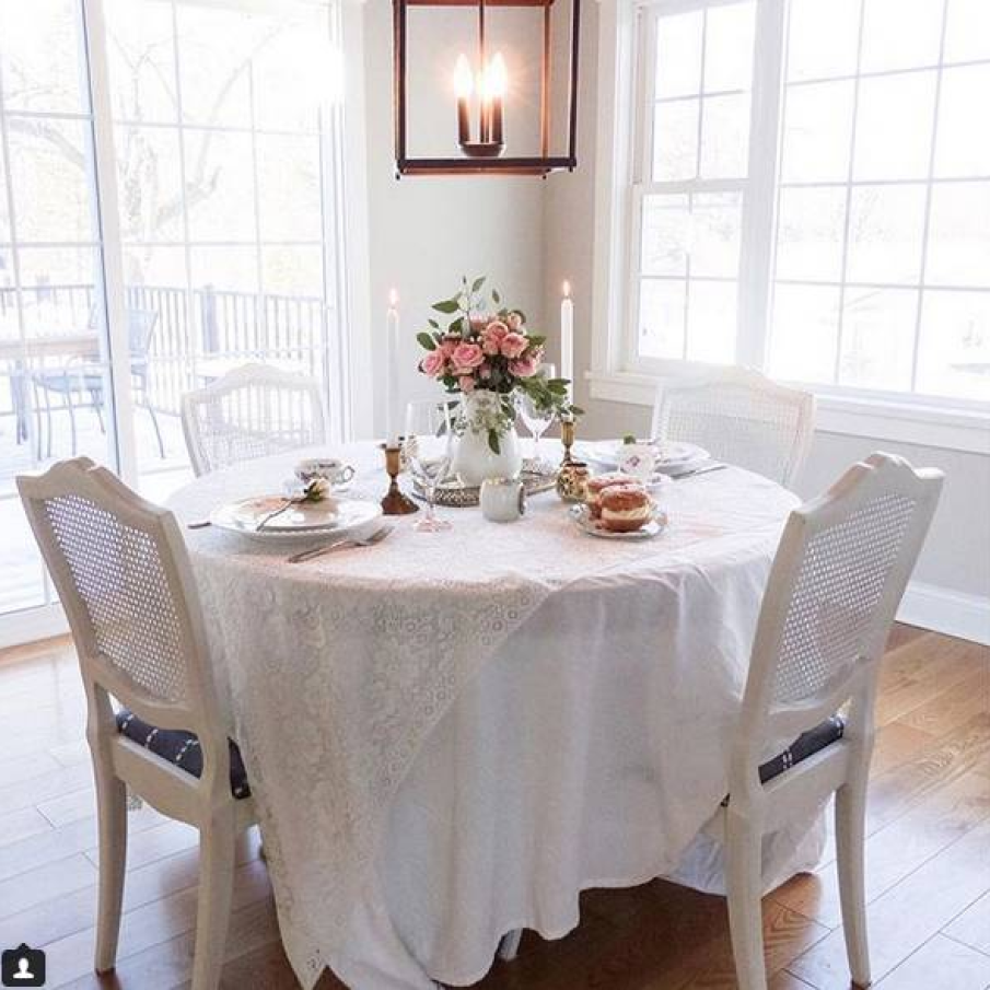 Masa romantica de inspiratie vintage - partial, o fata de masa din dantela