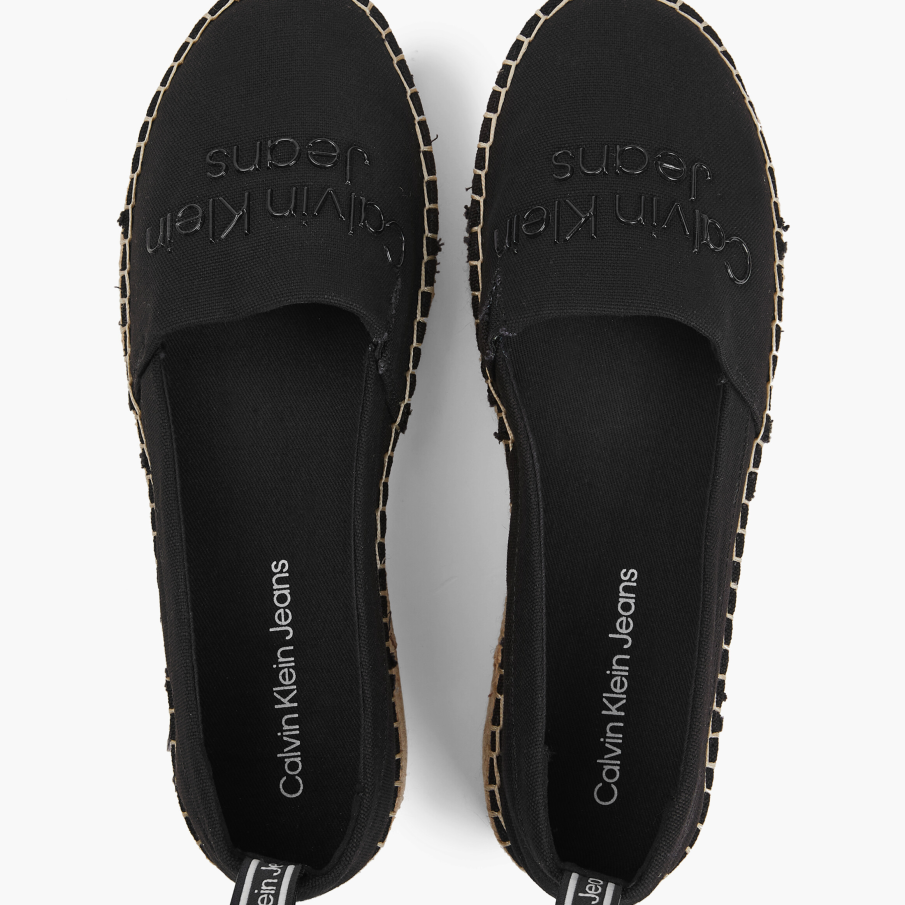 Petrece primăvara în #MyCalvins - look-uri iconice ideale pentru escapade urbane 