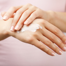 Îngrijirea mâinilor toamna – cum să previi uscarea pielii în zilele reci?