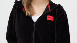 Hanorac negru din colecția HUGO, cu glugă, confecționat din tricot cu imprimeu roșu cu logo 