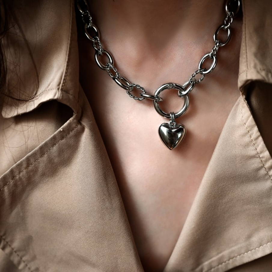 Inimi + zale = love. Colier tip lanț, din metal argintiu, cu pandantiv tip inimă 