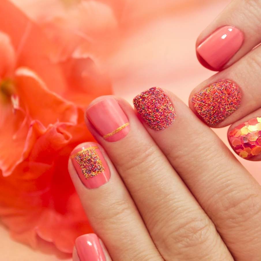 Aplicații în stil caviar și oglindă spartă pe fond roz de ojă 