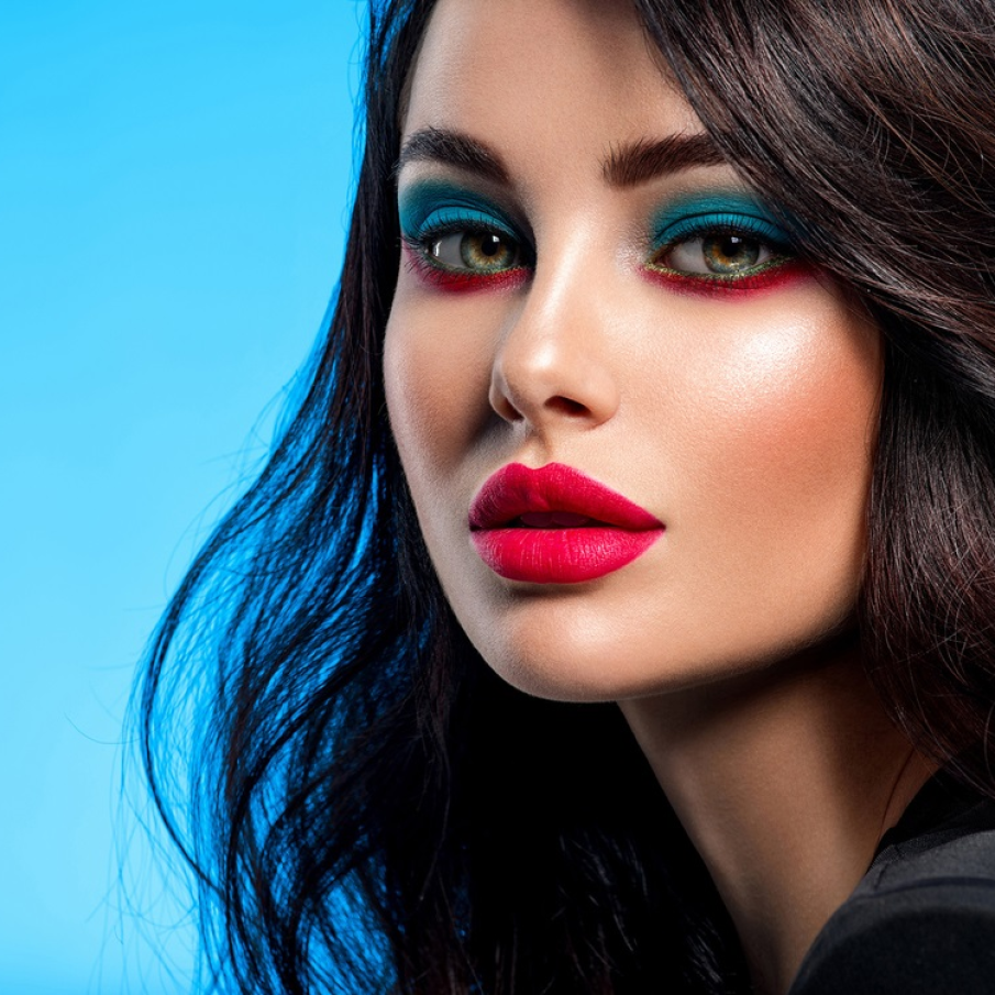 Machiaj de seară ochi verzi: Albastru intens pe pleoapele superioare, roșu și auriu pe pleoapele inferioare