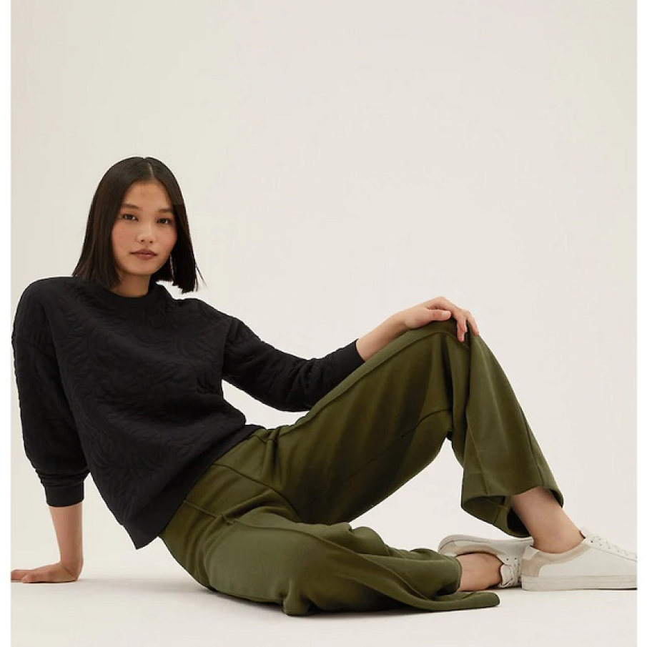 Pantaloni Marks & Spencer din jerseu, cu croială amplă, într-o plăcută nuanță tomnatică de verde miliar 
