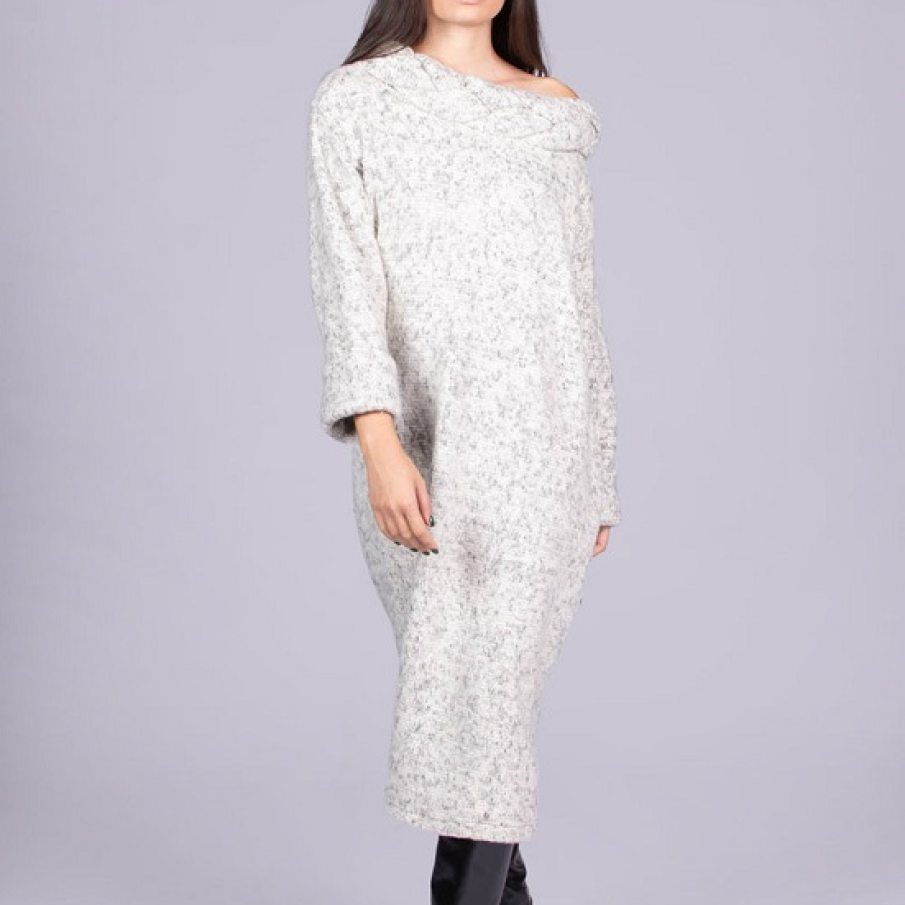 Rochie gri deschis melange, cu guler împletit dezgolind grațios un umăr 