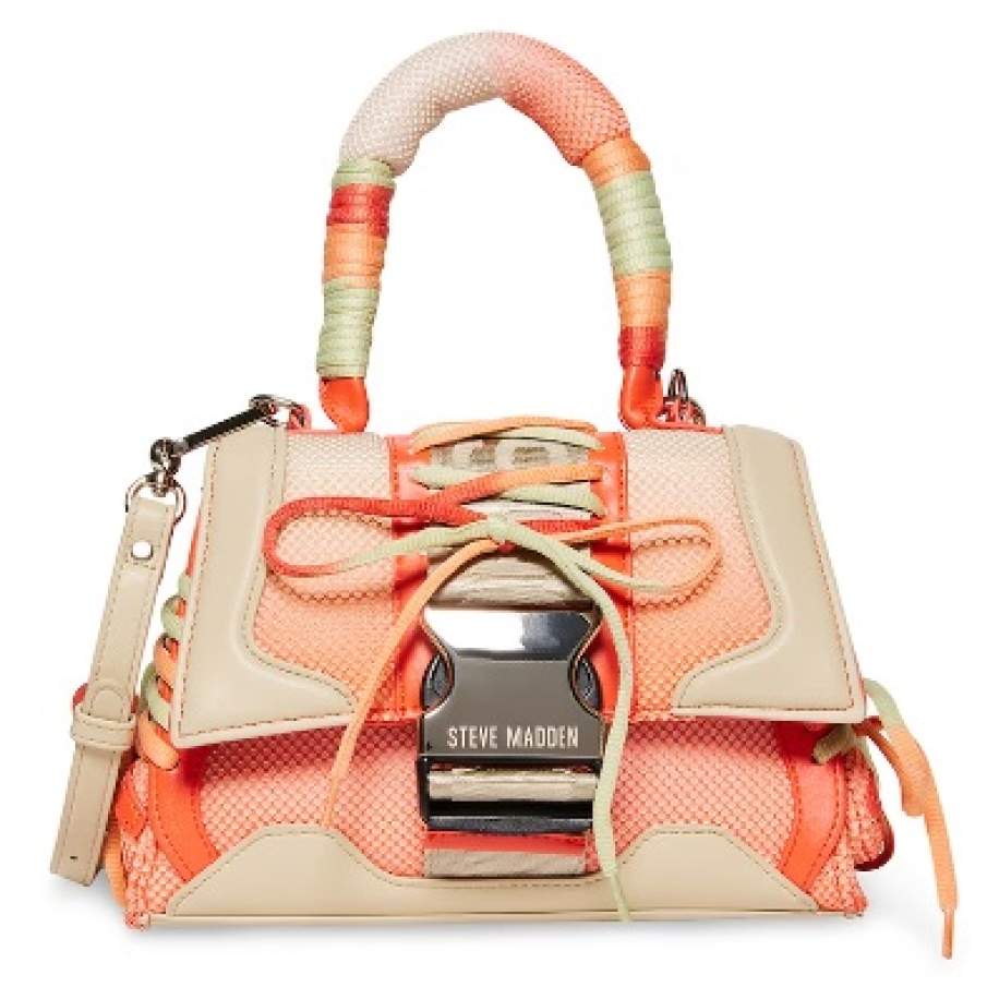 Geantă crossbody cu segmente de plasă în nuanță de portocaliu mandarină și camel. Are mânerul proeminent pentru a fi purtată în mână, dar și bretea lungă 