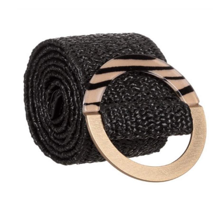 O curea neagră cu aspect împletit și cataramă de efect,  cu dungi negre aplicate pe jumătate din suprafață. Se pretează excelent la rochițele de vară și la cele de plajă.