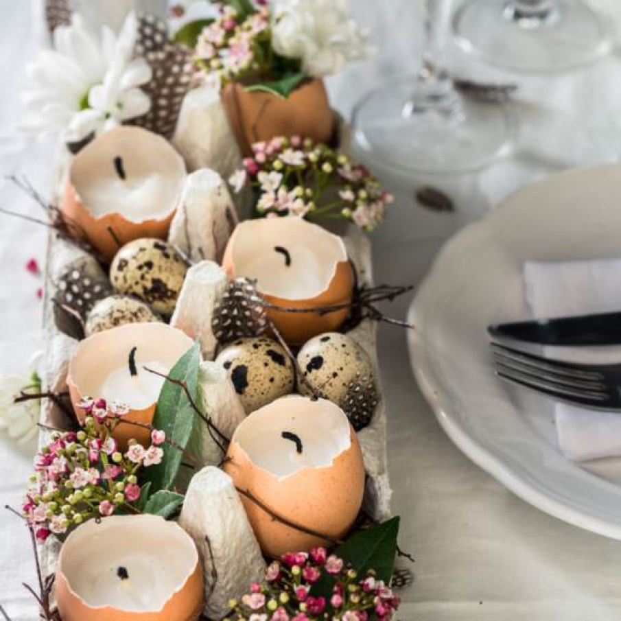 Decoratiune centrala de masa cu coji de oua drept suport de lumanari