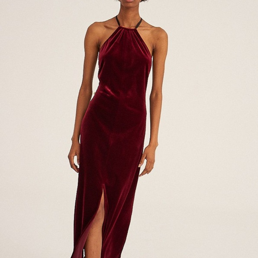 Rochia The French Way, o rochie cu guler tip halter și fason drept este pretabilă petrecerilor și evenimentelor elegante, dar și pentru petrecerea de Revelion