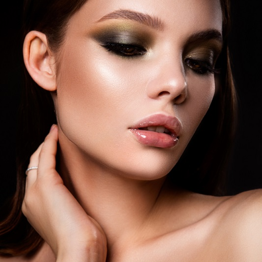 Smokey eyes in nuantele pamantului si buze nude 
