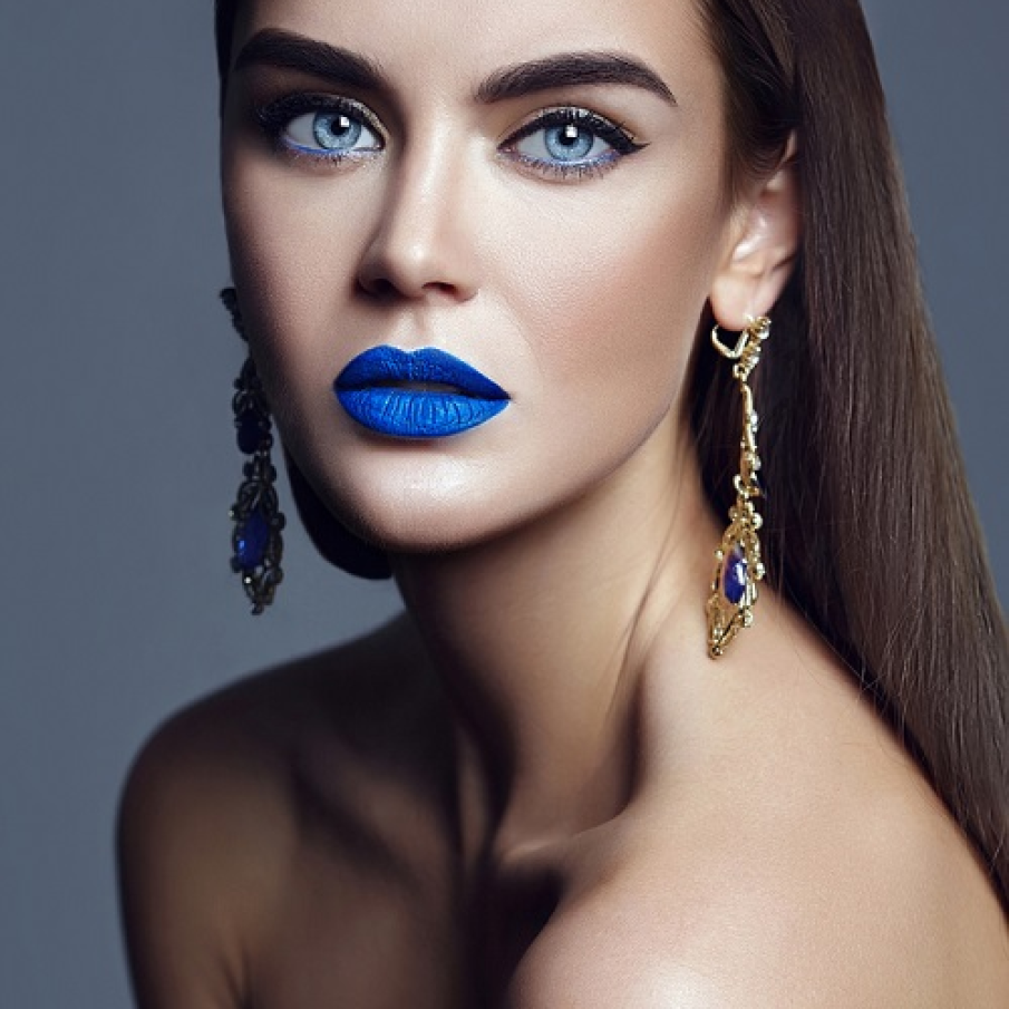 Albastrul coboara de pe pleoape... pe buze