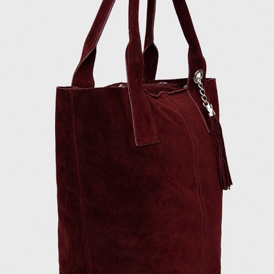 Poșetă încăpătoare din colecția Answear Lab cu ciucure decorativ și detaliu metalic din zale. Mânerele au o dimensiune de 51 cm.