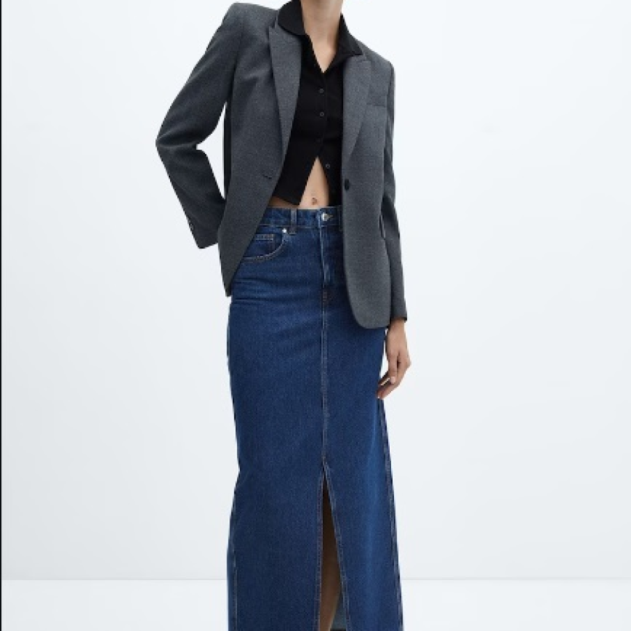 Fustă lungă din denim de la Mango în nuanță de albastru indigo perfectă pentru a fi purtată cu o pereche de pantofi eleganți sau sport 