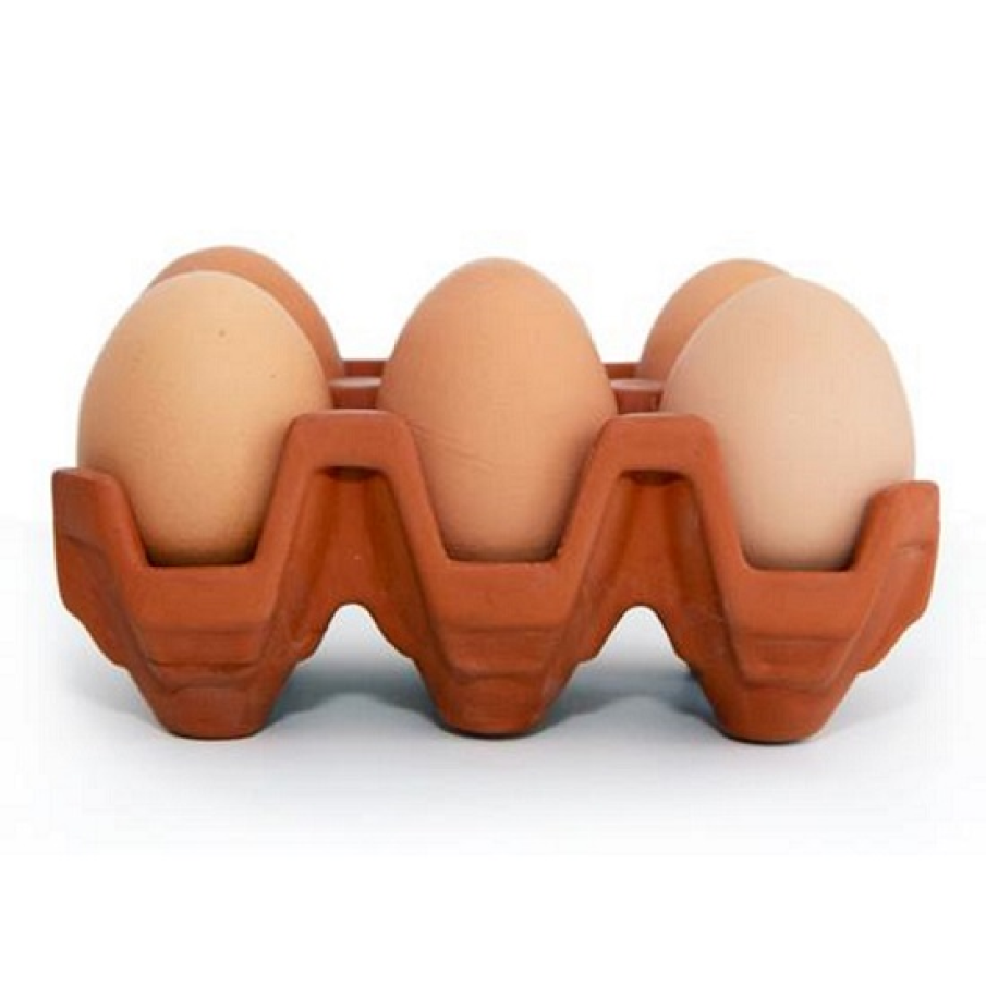 Suport de ouă ce imită cofrajul, dar este realizat din teracotă, dând astfel o notă de amuzament mesei. 