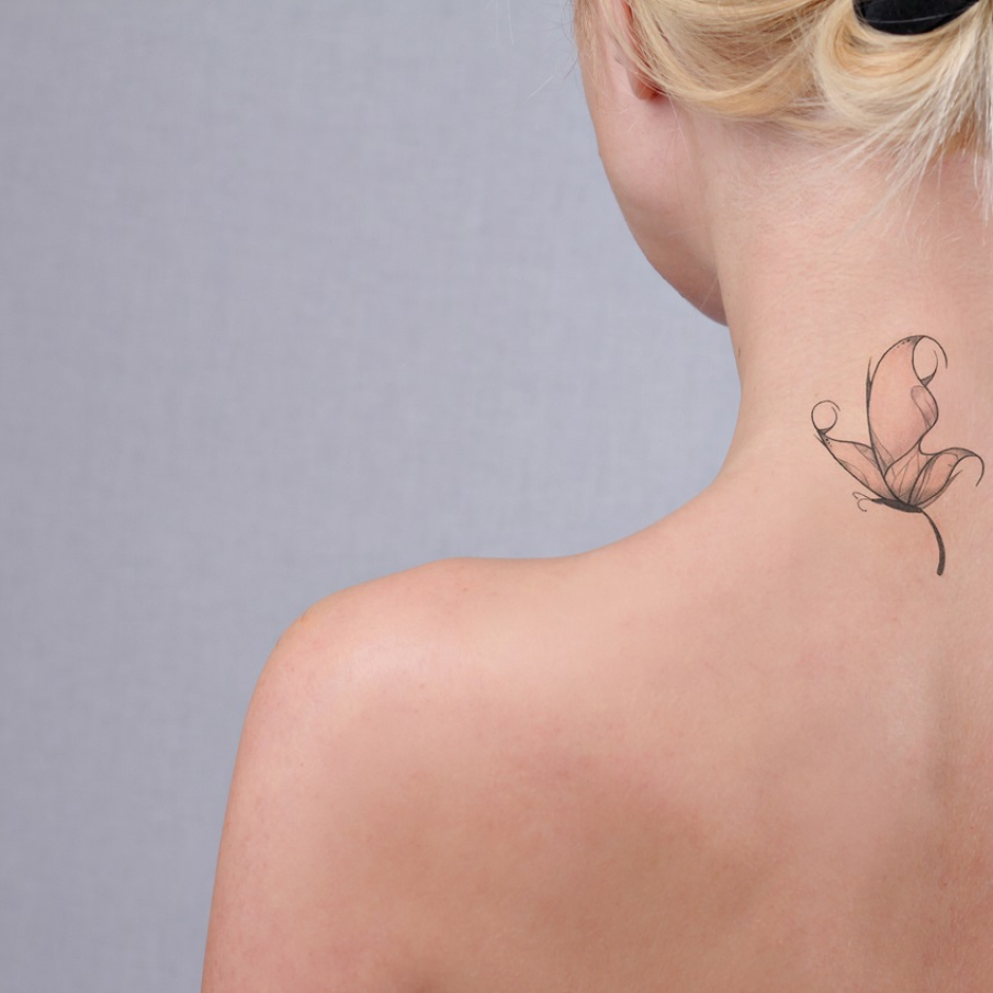 Un tatuaj singular pe piele, cu lunii simple, delicat, frumos ca un desen pe piele 