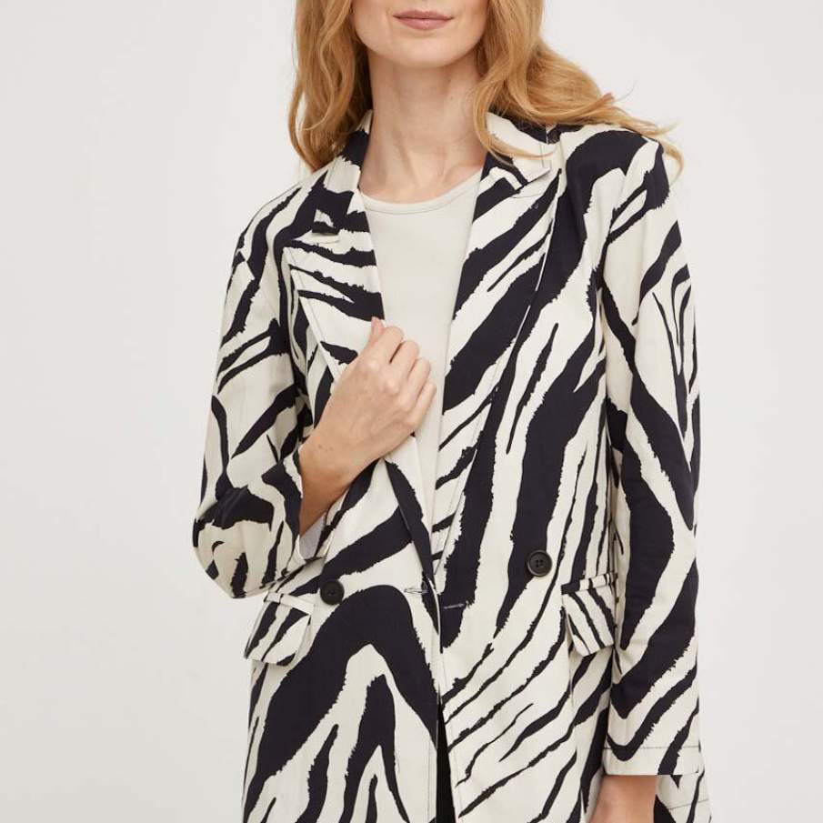 Sacou elegant din colecția Answear Lab cu fixare dublă cu butoane și buzunare cu clapete