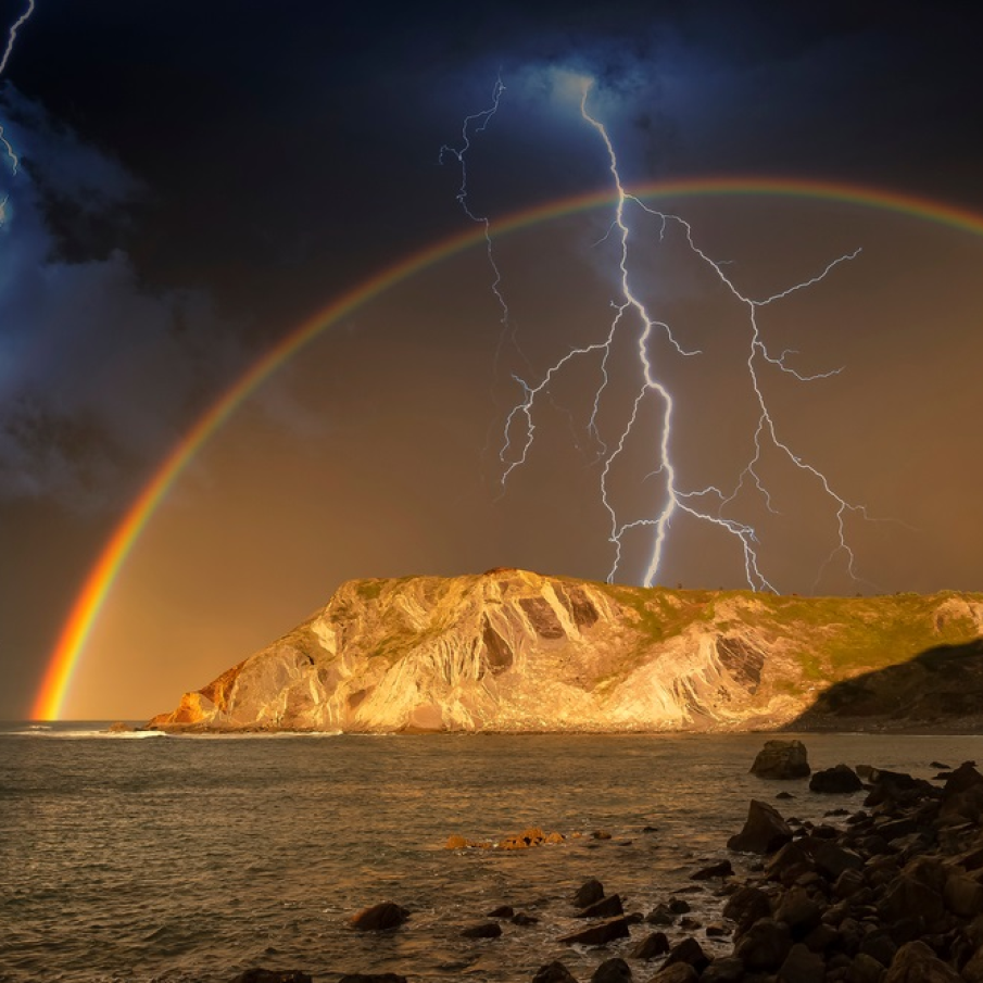 Furtună și curcubeu în același timp? Este posibil? Evident, la fel ca și în inimile noastre... Peisaj spectaculos din Statele Unite ale Americii