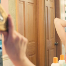 Cum cureți peria de păr. 5 trucuri la îndemâna oricui!