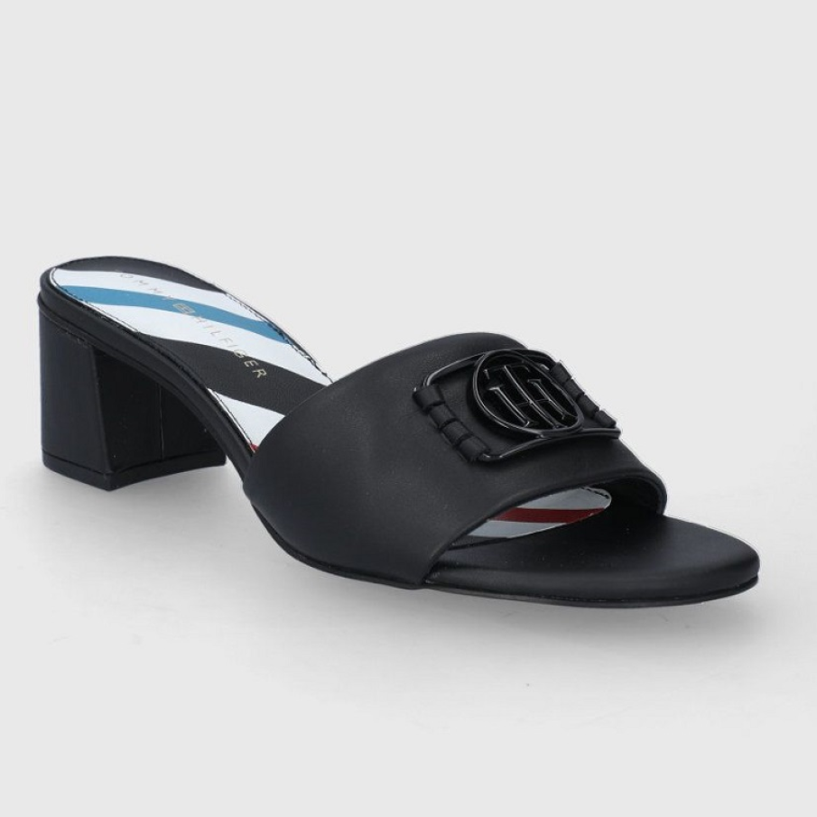 Papuci Tommy Hilfiger cu toc drept și gros, mediu, și detaliu stil cataramă aplicată pe partea din față