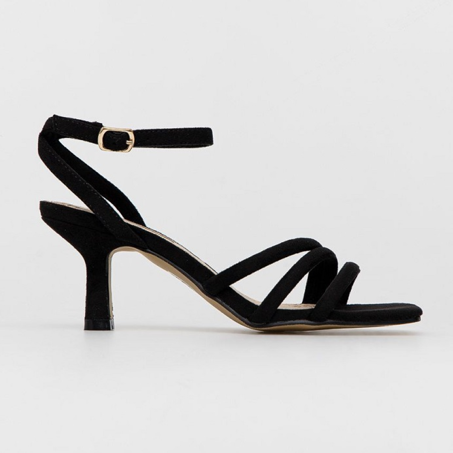 Sandale negre, simple, din imitație de piele întoarsă. Au bareta pe gleznă și toc subțire, de înălțime medie. 