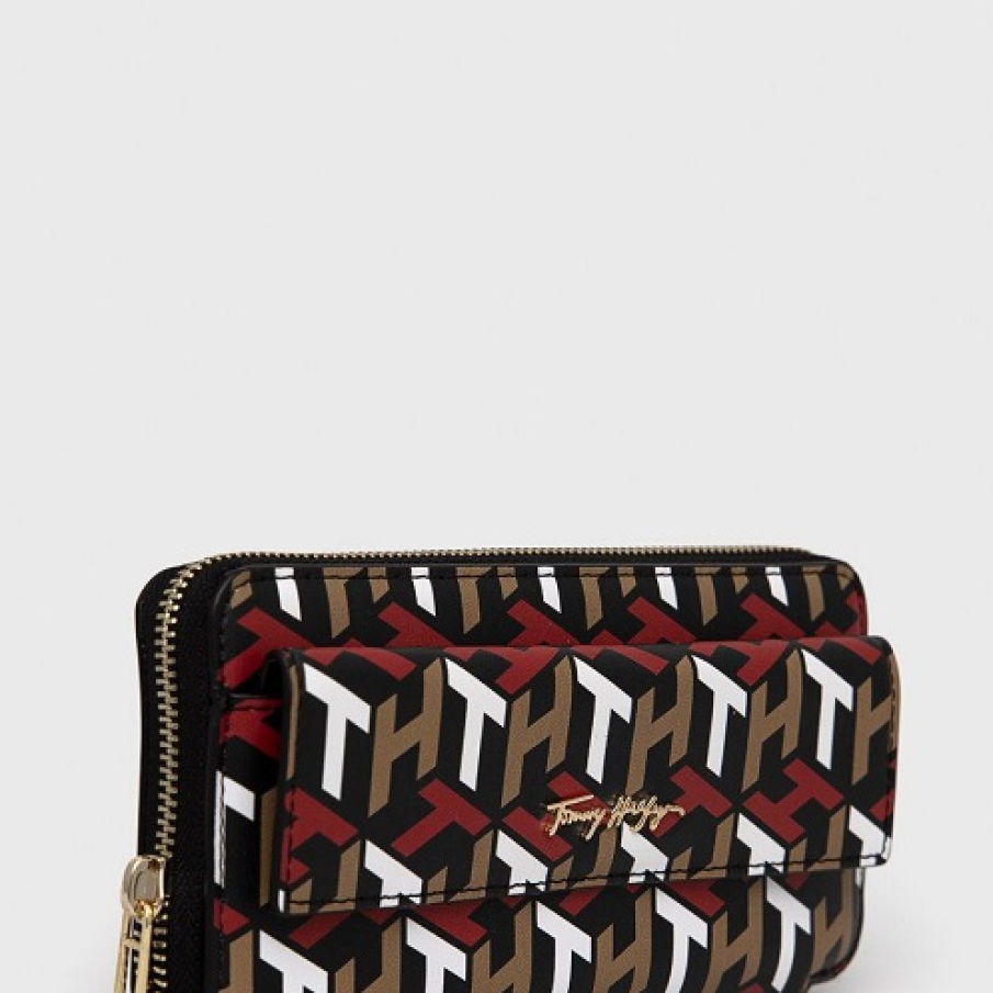 Portofel Tommy Hilfiger din piele ecologică, cu imprimeu statement.  Are dimensiunile de 18,5 cm x 9,5 cm.