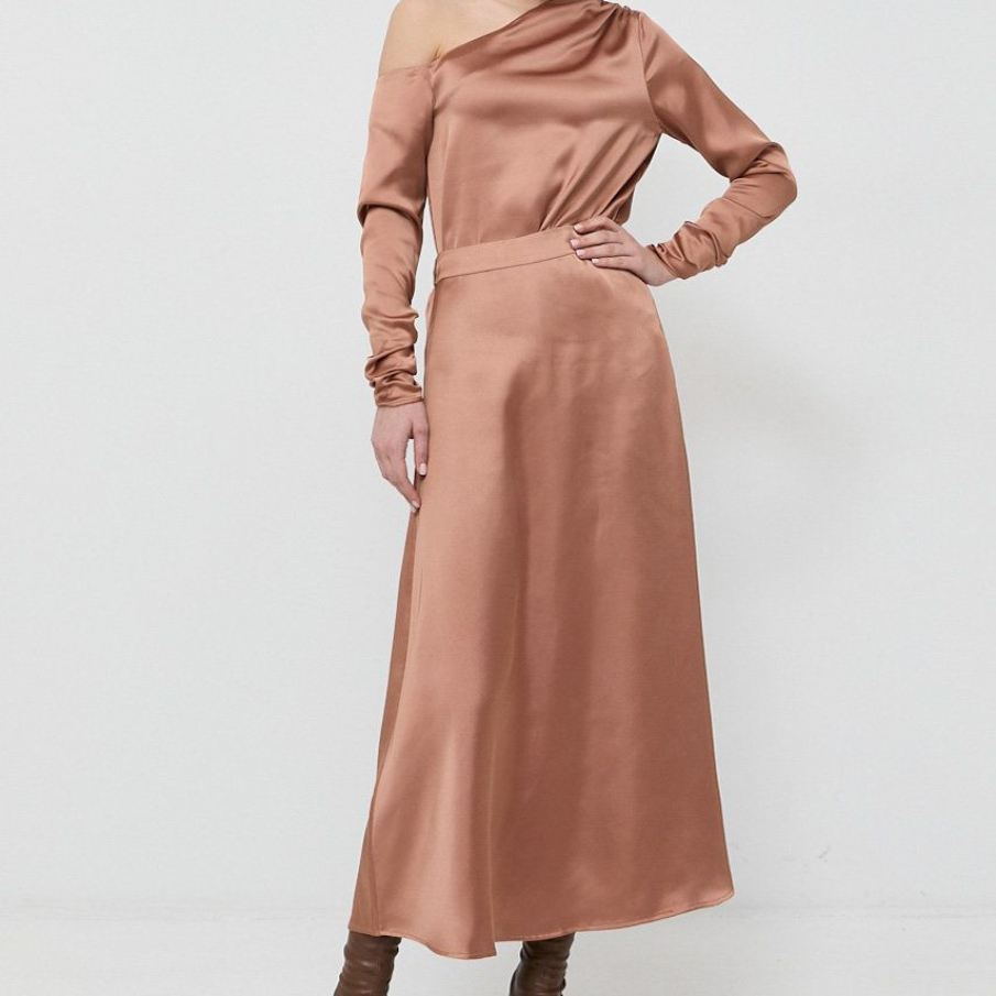 Fustă Notes du Nord, având croială în cloș, într-o plăcută nuanță de maro cafeniu latte 