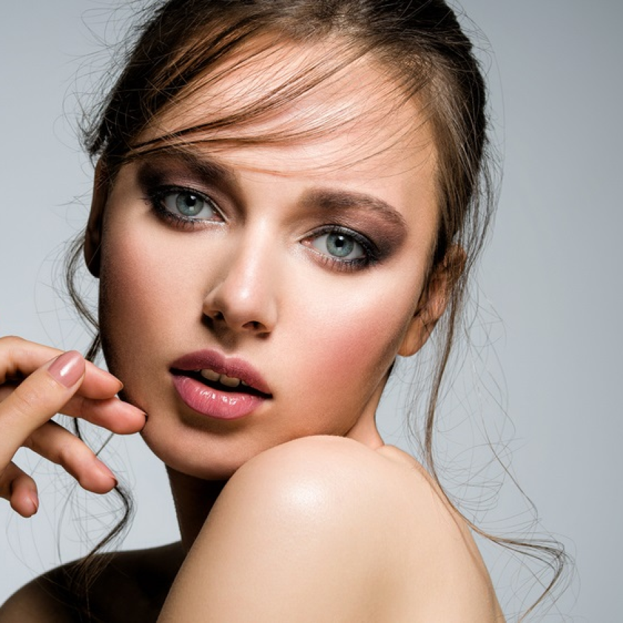 Machiaj fumuriu pentru ochii albaștri, cu tonuri pământii naturale 