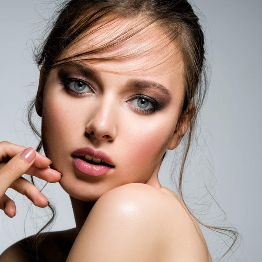 Machiaj fumuriu pentru ochii albaștri, cu tonuri pământii naturale 