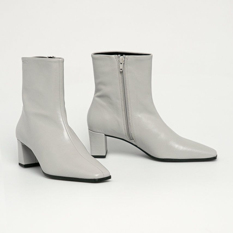 Botine albe și elegante Tessa, având talpa din gumă, vârful ușor pătrat și rigidizat 