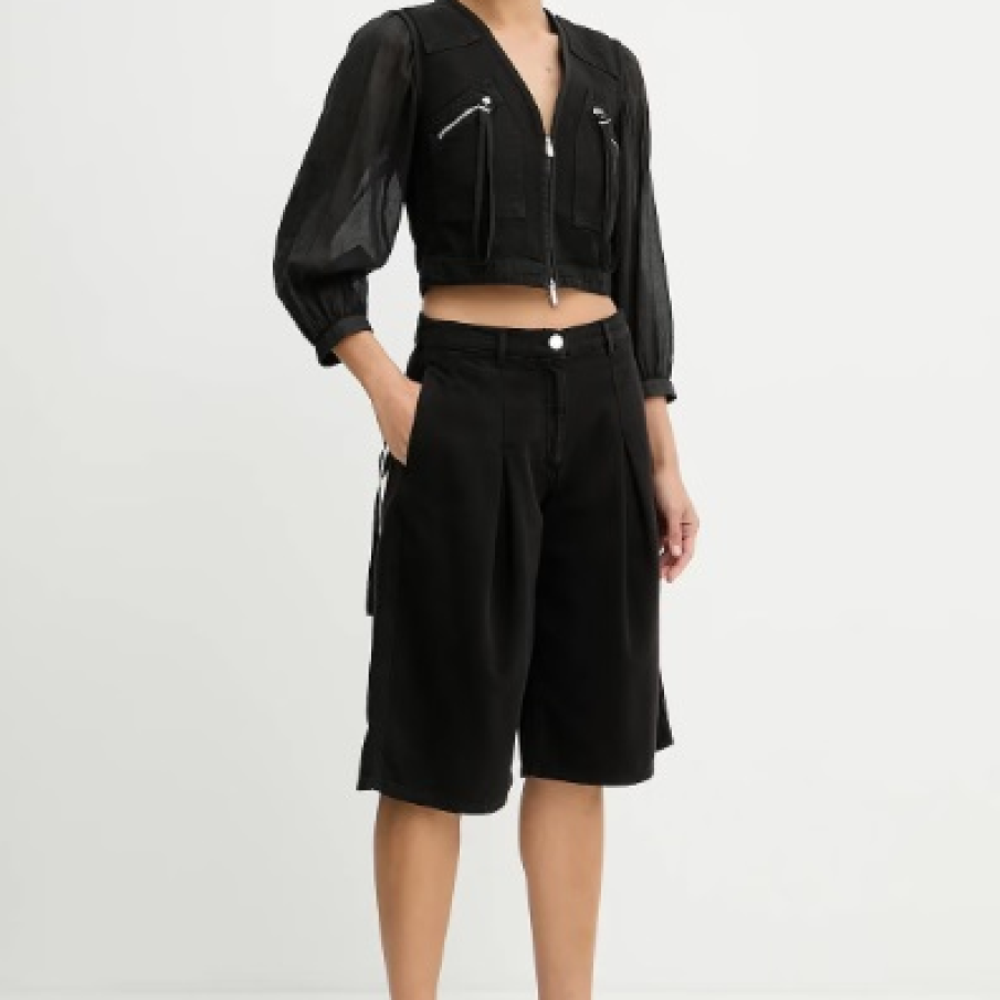 Se poartă pantalonii scurți de dimensiuni mai lungi în vara 2025: 10 modele moderne