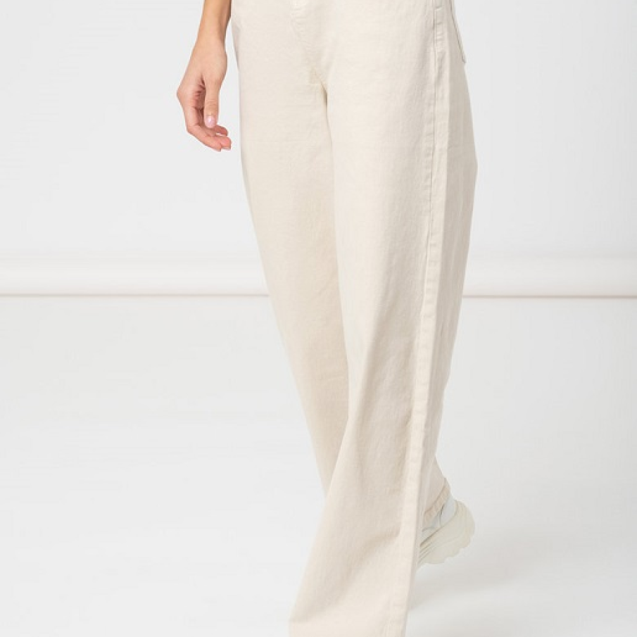 Blugii ampli, cu o croiala extra large, capata din ce in ce mai mult teren in mod, chiar si atunci cand nu ne referim la denimul clasic, ci la cel alb. 