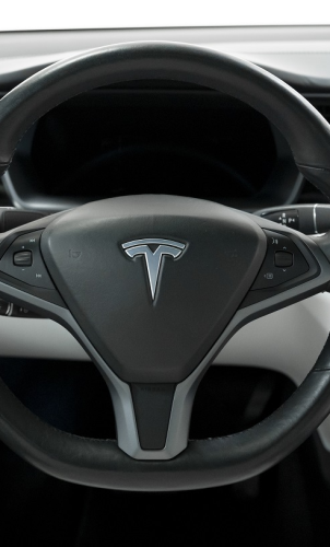 Cum a reușit Tesla să facă un automobil să se rotească în aer: explicația fizicii din spatele demonstrației