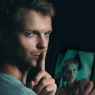 Infidelitatea online. 6 semne ca partenerul te insala pe Facebook