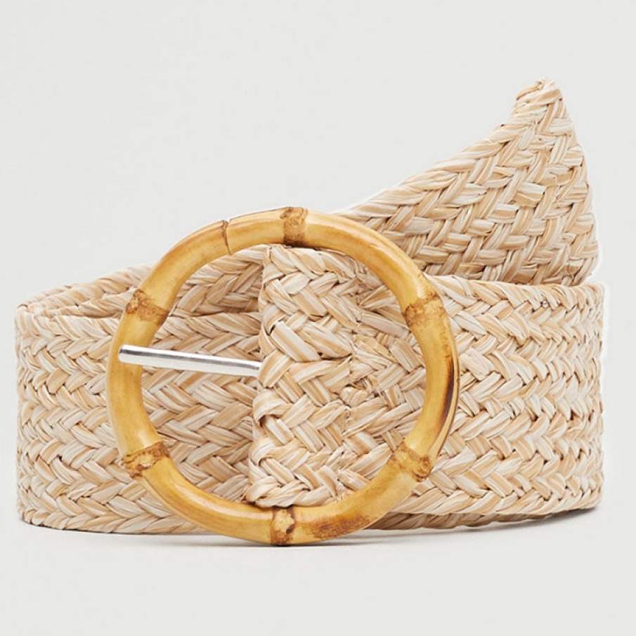 Curea Mango pe bază de melanj de alb și bej.  Dispune de cataramă rotundă, cu nit Eight.