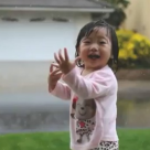 'Doamne!' O fetita vede pentru prima data ploaia!