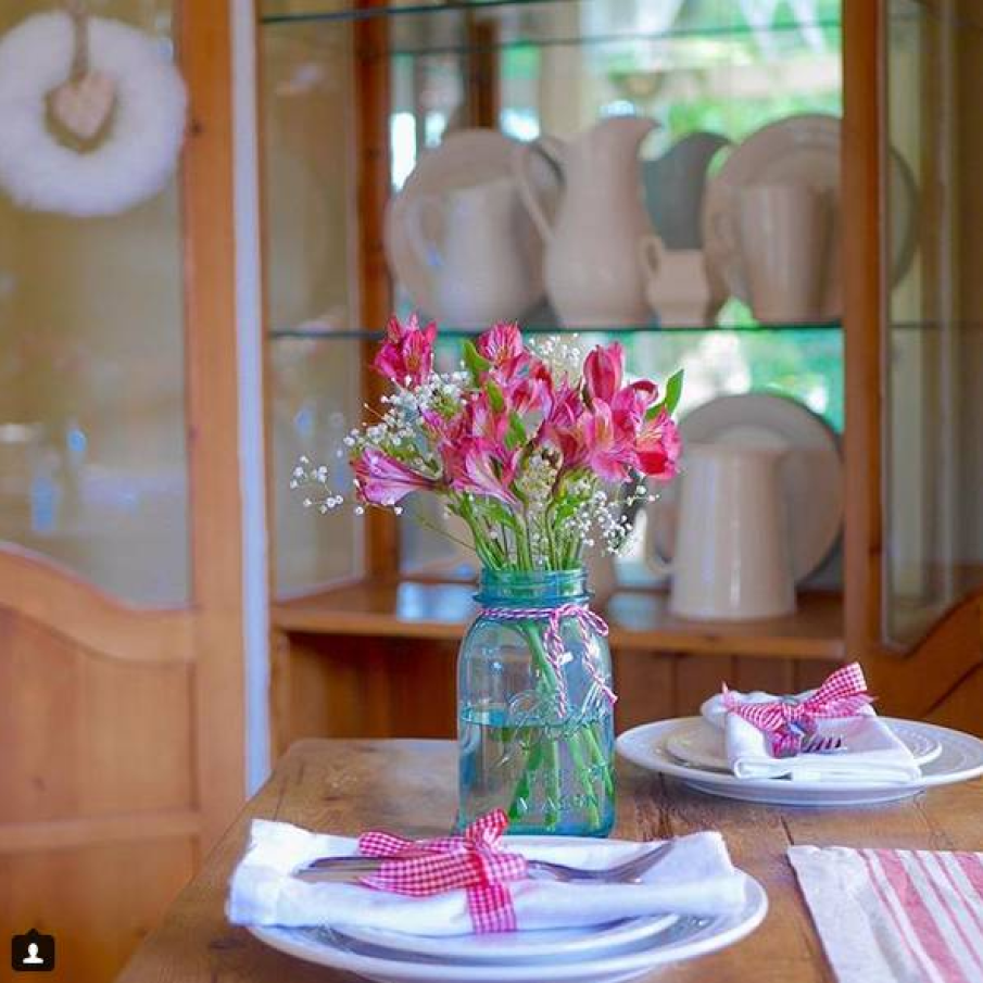 O masa simpla, dar superba. Legati servetele de masa si borcanele cu flori cu panglici si funde :)