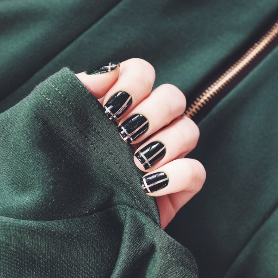 Manichiura cu dungi intersectate 