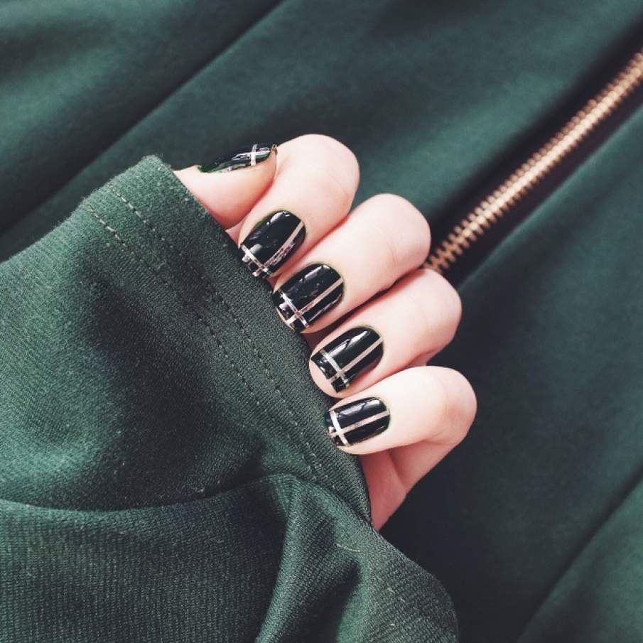 Manichiura cu dungi intersectate 