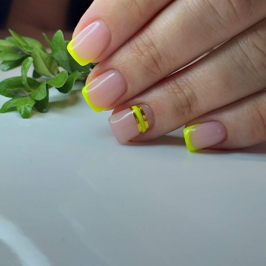 Manichiură minimalistă cu gel, în stil french, pusă în valoare de ojă în nuanță de galben fosforescent.