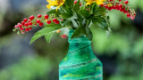 Vaza de flori confectionata dintr-o sticla de apa pictata manual 