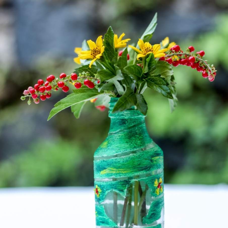 Vaza de flori confectionata dintr-o sticla de apa pictata manual 