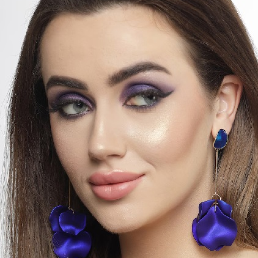 Cercei drop statement, aurii, cu cristale și petale de flori în nuanță de albastru roial 