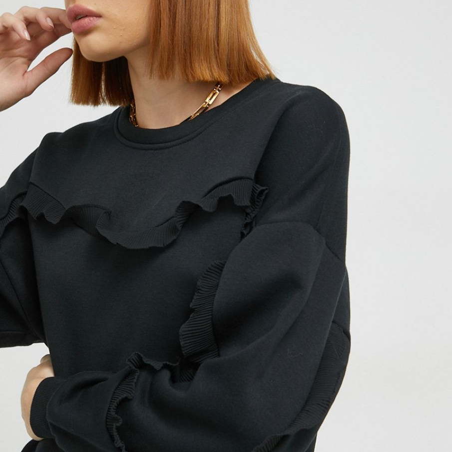 Bluză neagră din colecția JDY, simplă, cu aplicații decorative tip franjuri, decolteu rotund și mâneci ușor ample