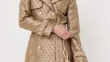 Palton maro de tranziție de la Guess cu aspect auriu metalizat și imprimeu ornamental 