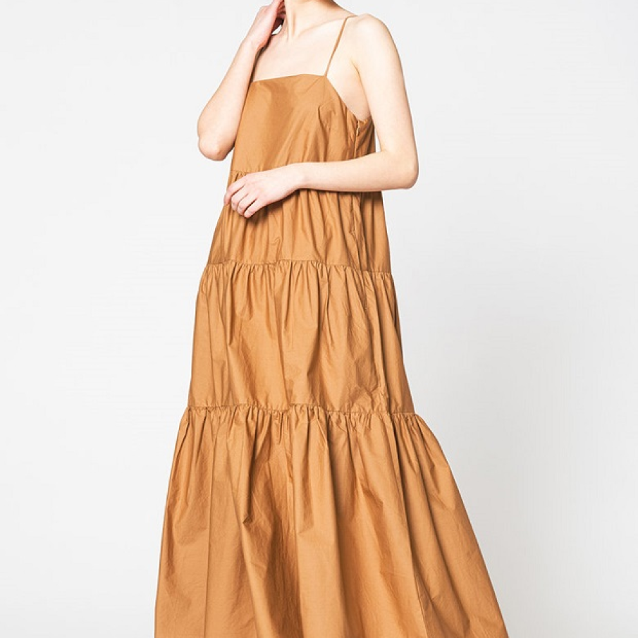 Rochie maxi lejeră, cu un croi evazat, stratificat și cu bretele finuțe. Este într-o culoare uni frumoasă, un maro scorțișoară de neuitat, și este confecționată din bumbac organic.