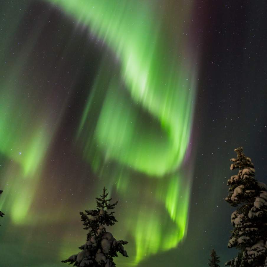 Peisaj de iarna cu aurora boreala 
