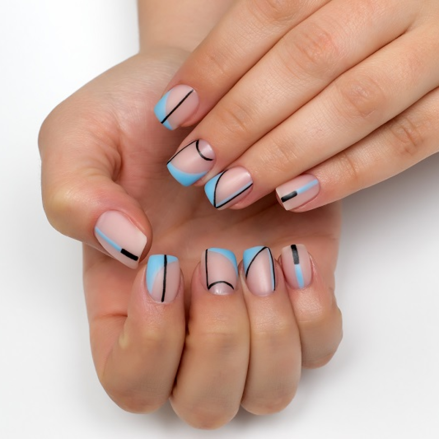O manichiură superbă și modernă, cu multe și variate spații negative. 