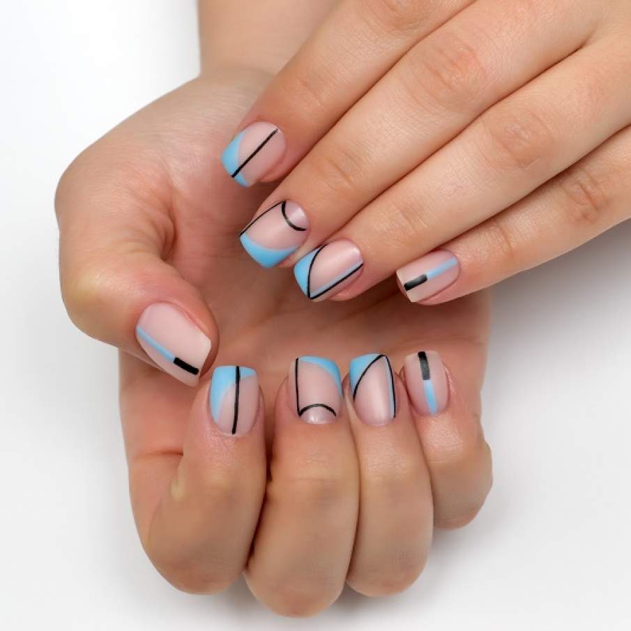 O manichiură superbă și modernă, cu multe și variate spații negative. 